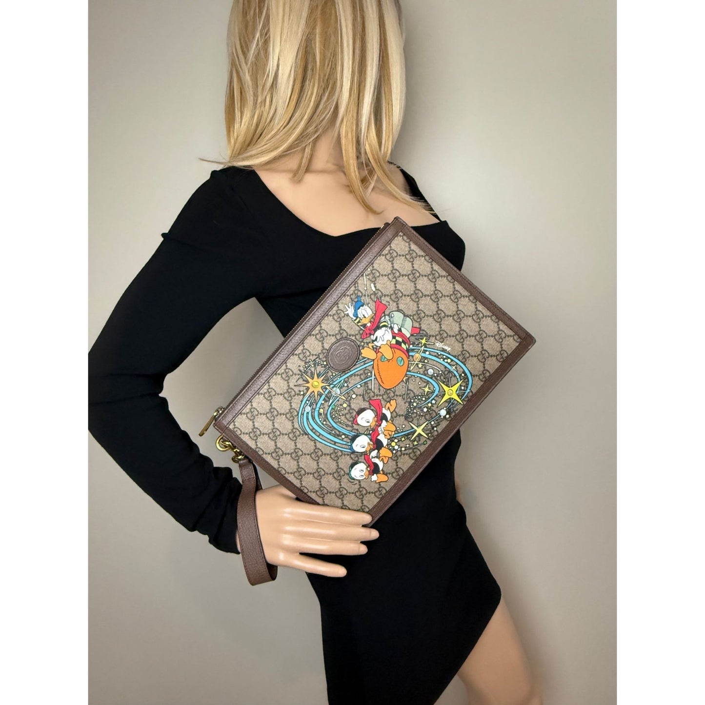 
                  
                    Gucci Disney Donald Duck GG Supreme Zip Beige Clutch Wristlet Bag
                  
                