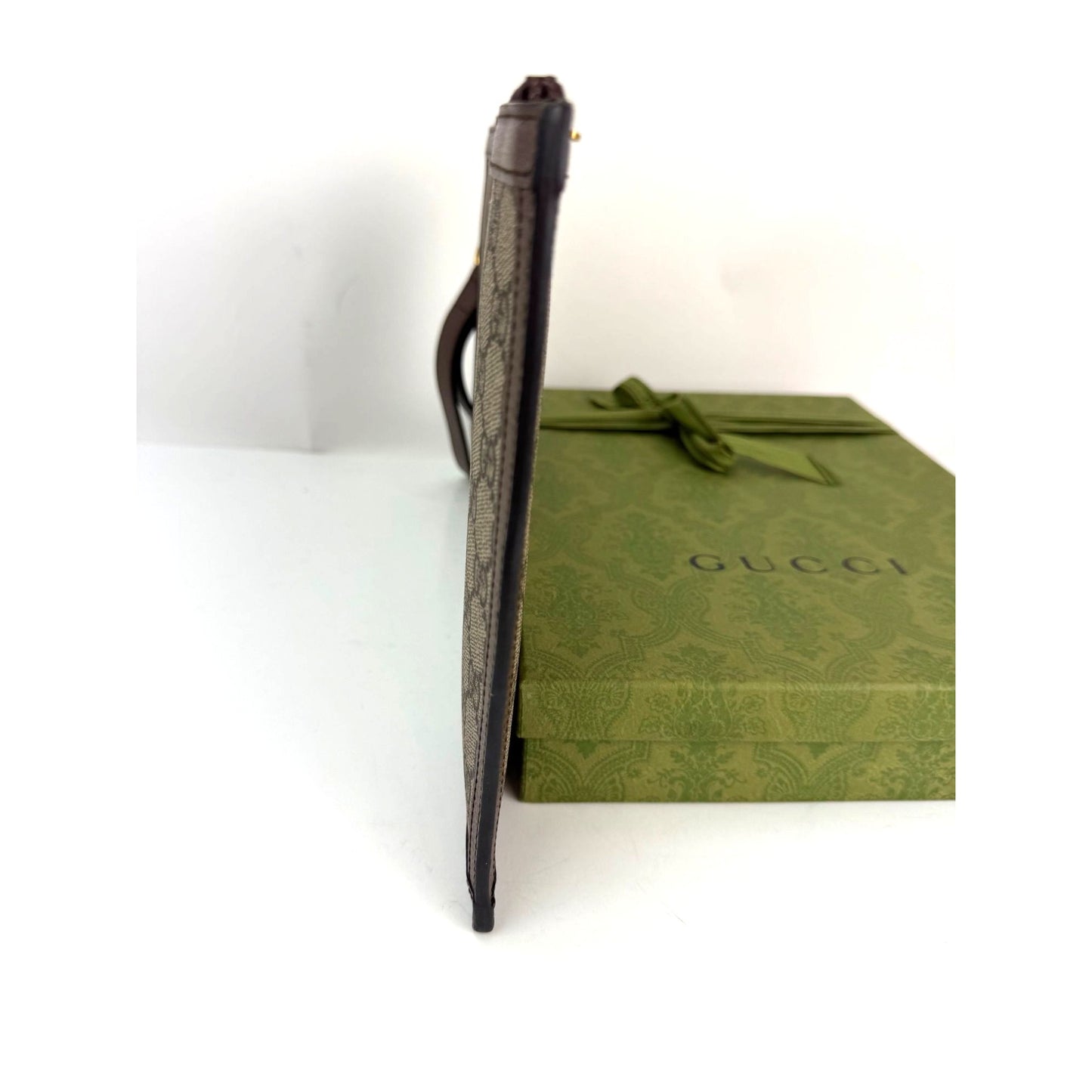 
                  
                    Gucci Disney Donald Duck GG Supreme Zip Beige Clutch Wristlet Bag
                  
                