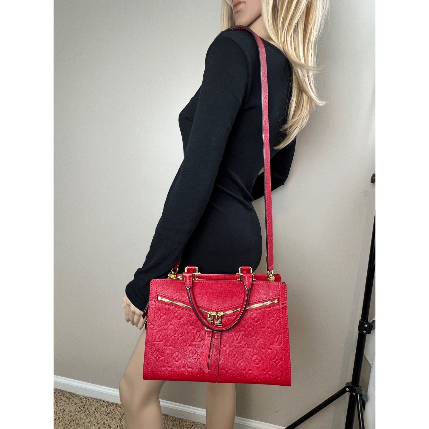 
                  
                    Louis Vuitton Scarlett Monogram Sully Empriente Leather Shoulder Bag
                  
                