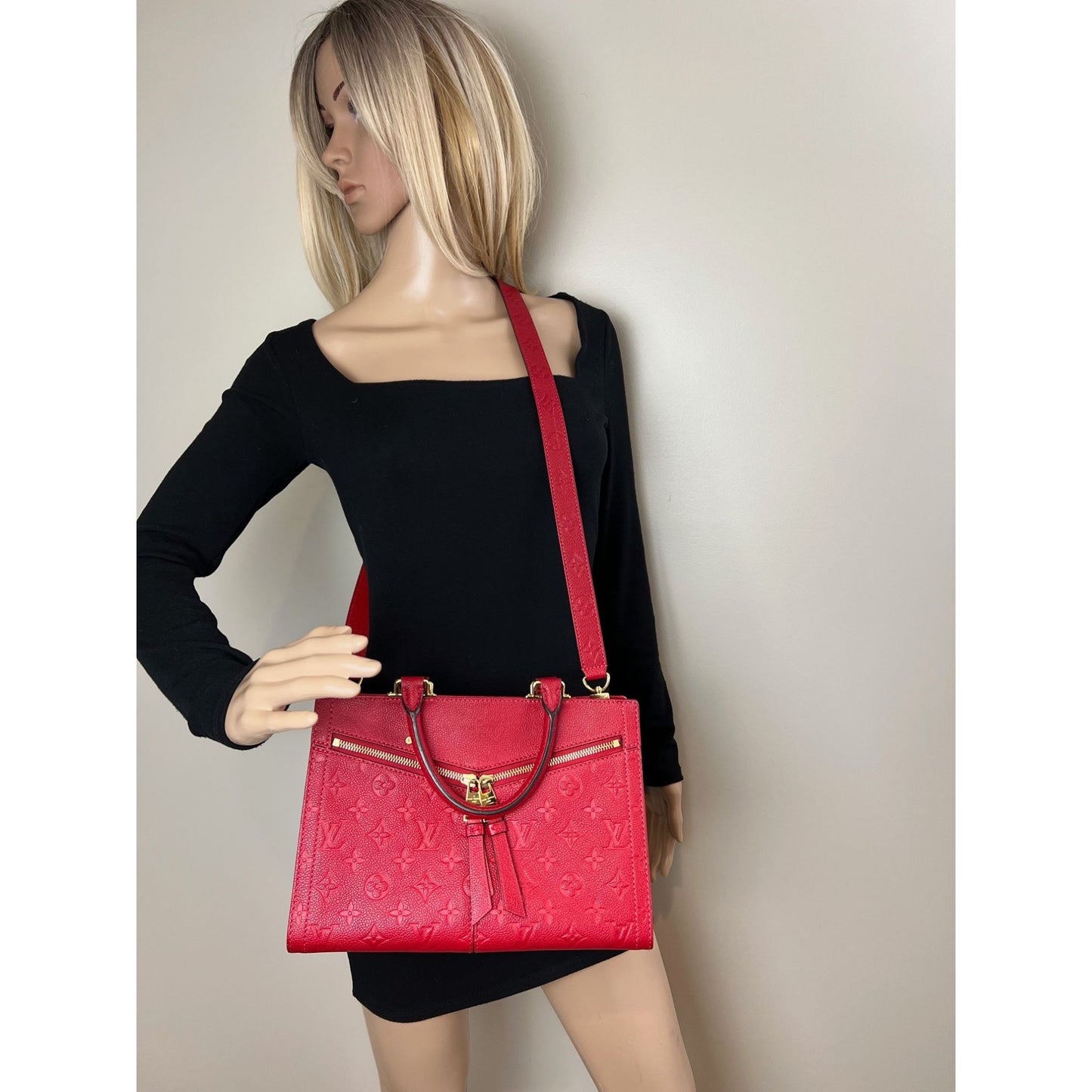 
                  
                    Louis Vuitton Scarlett Monogram Sully Empriente Leather Shoulder Bag
                  
                