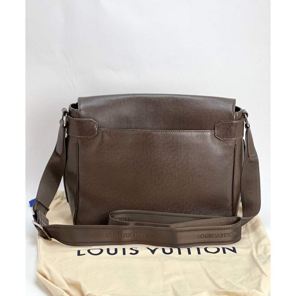 
                  
                    LOUIS VUITTON Taiga Roman MM Messenger Grizzli Leather Bag Men's
                  
                