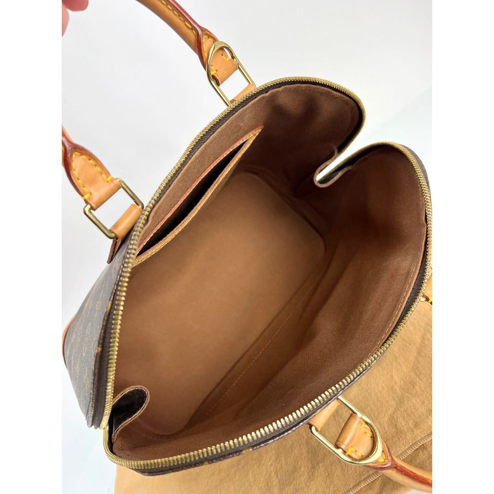 inside louis vuitton alma bag