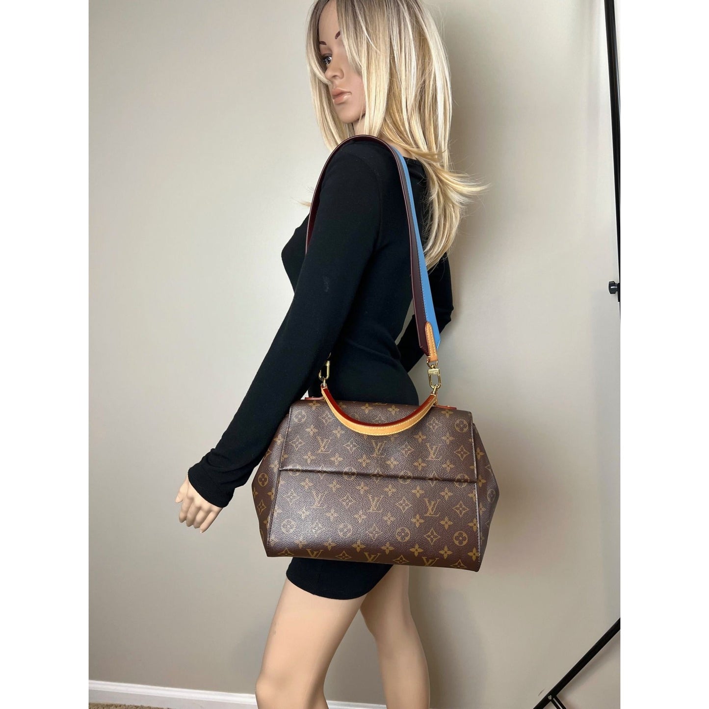 
                  
                    Louis Vuitton Cluny MM Monogram Top Handle Shoulder Bag
                  
                