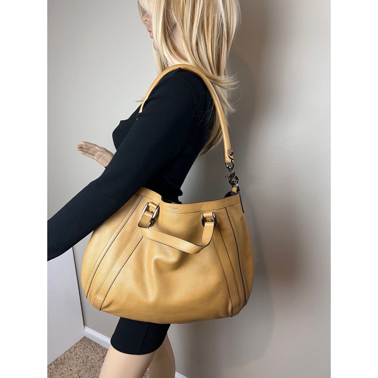 
                  
                    Gucci Abbey Convertible Beige Leather Hobo Shoulder Bag
                  
                