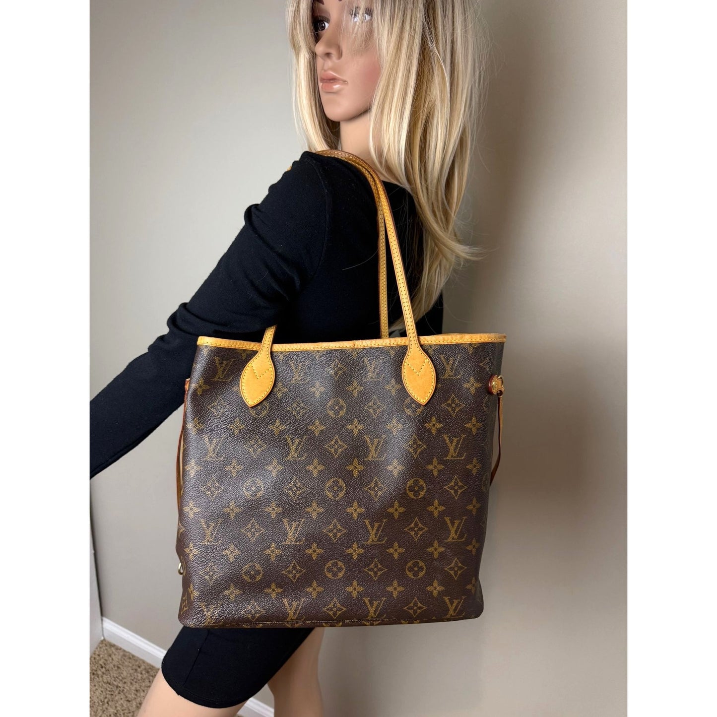 
                  
                    Louis Vuitton Neverfull MM Monogram Canvas Tote Bag
                  
                