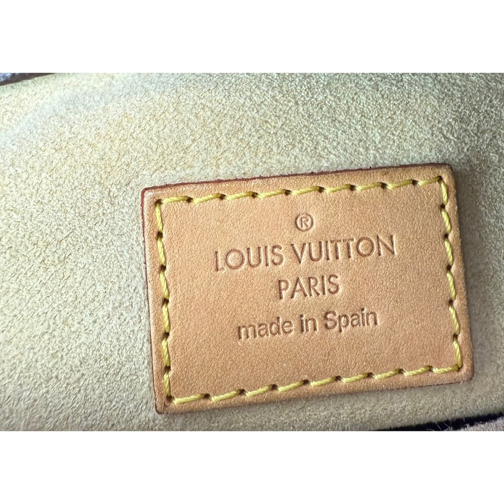 
                  
                    Louis Vuitton Artsy MM Canvas Monogram Hand Tote Bag
                  
                