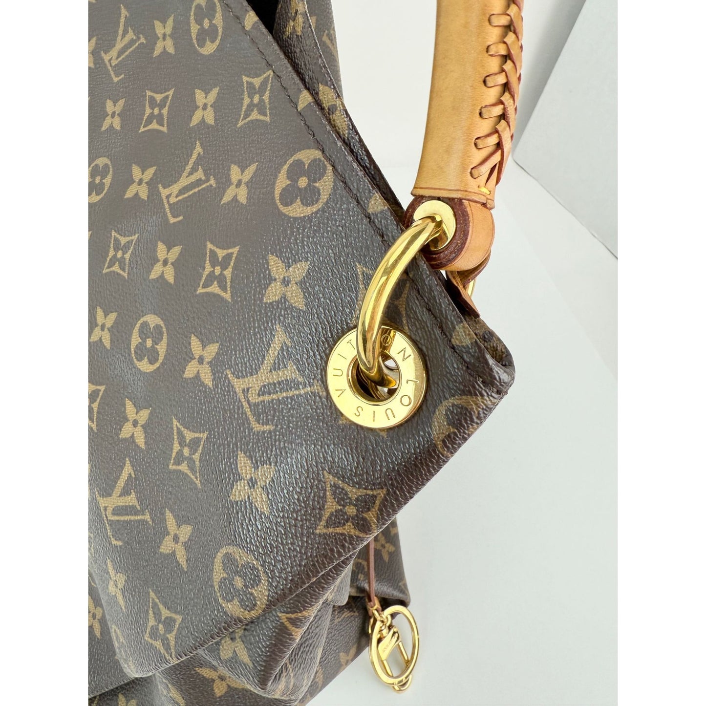 
                  
                    Louis Vuitton Artsy MM Canvas Monogram Hand Tote Bag
                  
                