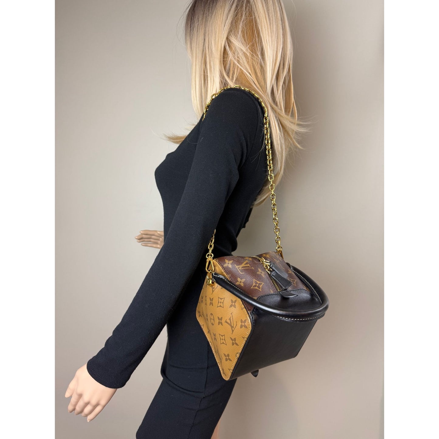 
                  
                    Louis Vuitton Reverse Monogram Square Shoulder Hand Bag
                  
                