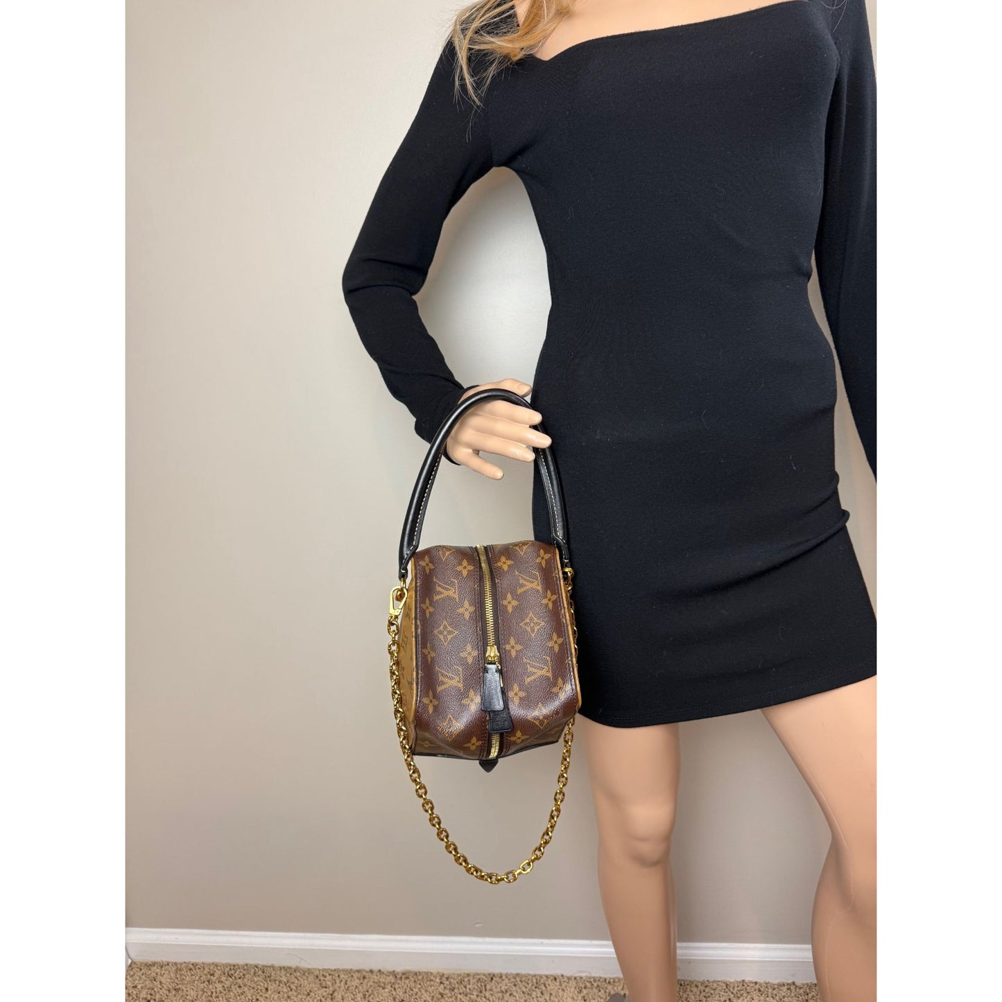 
                  
                    Louis Vuitton Reverse Monogram Square Shoulder Hand Bag
                  
                