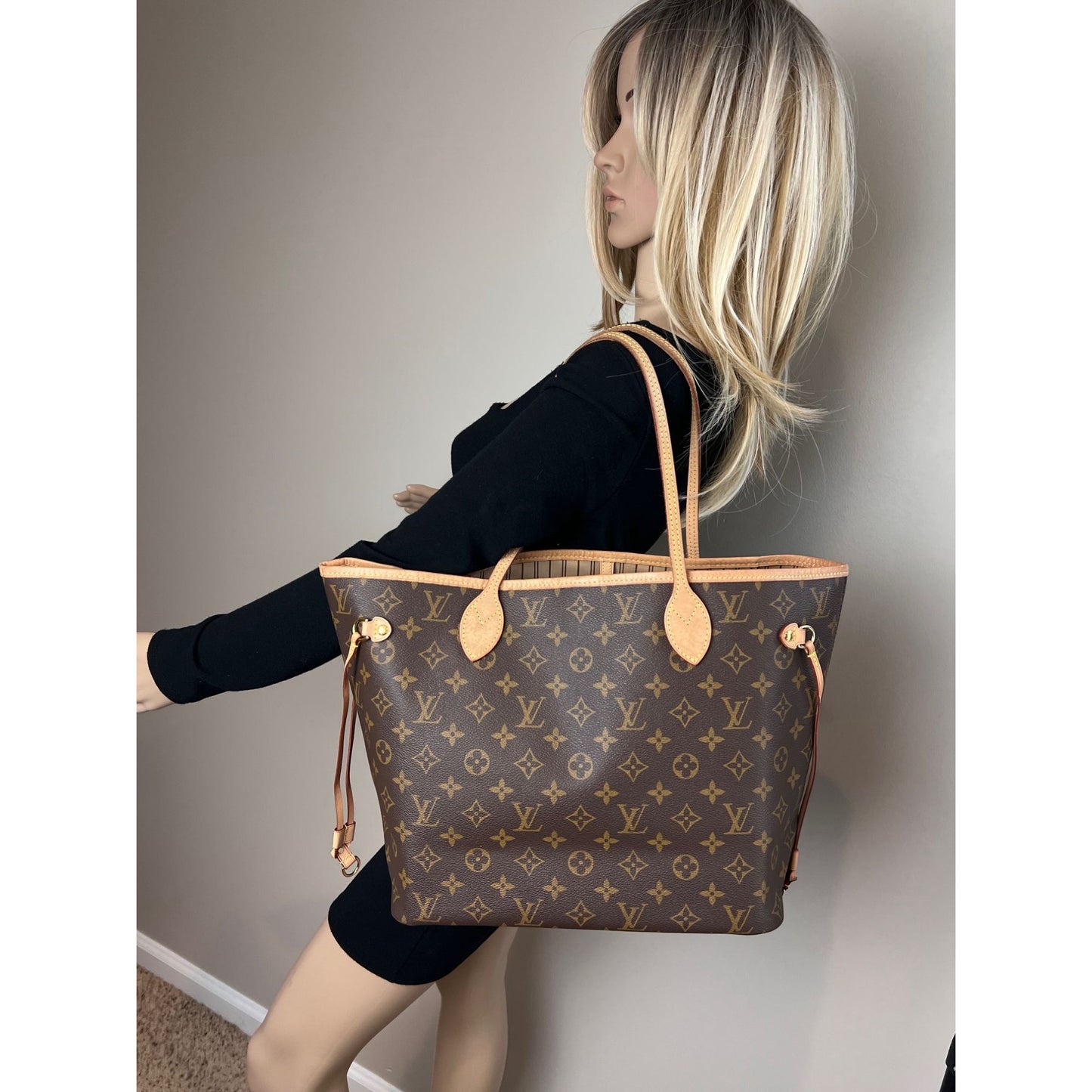 
                  
                    LOUIS VUITTON Neverfull MM Monogram Canvas Tote Bag
                  
                