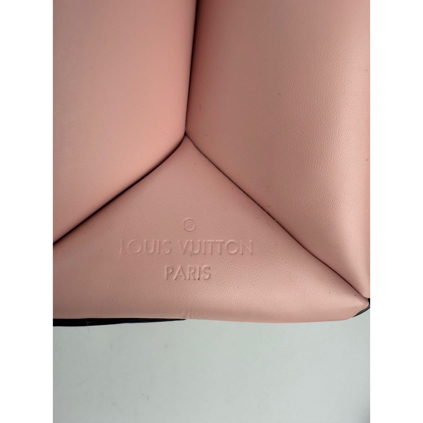 
                  
                    Louis Vuitton Grenelle PM Pink Epi Leather Shoulder Bag
                  
                