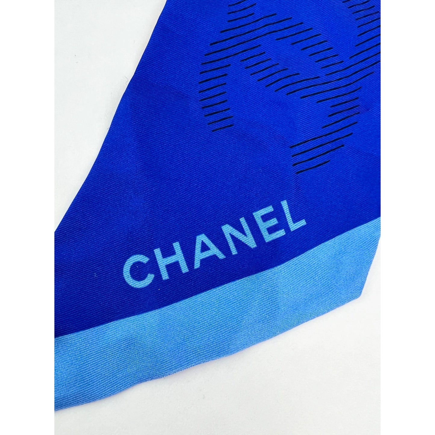 
                  
                    Chanel Silk Twill CC Logo Slim Bandeau Scarf Navy Blue Multicolor
                  
                