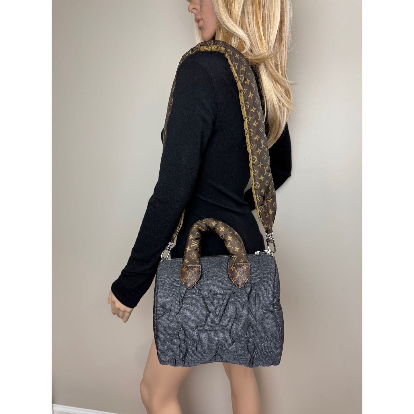 
                  
                    Louis Vuitton Speedy 25 Bandouliere Black Denim Puffer Hand Bag
                  
                