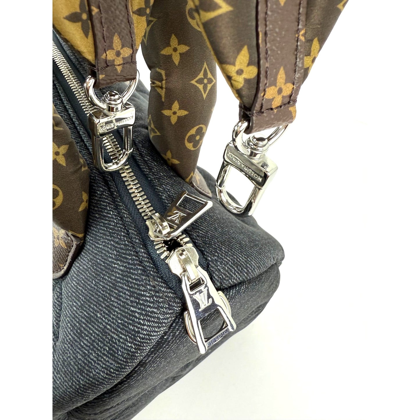 
                  
                    Louis Vuitton Speedy 25 Bandouliere Black Denim Puffer Hand Bag
                  
                