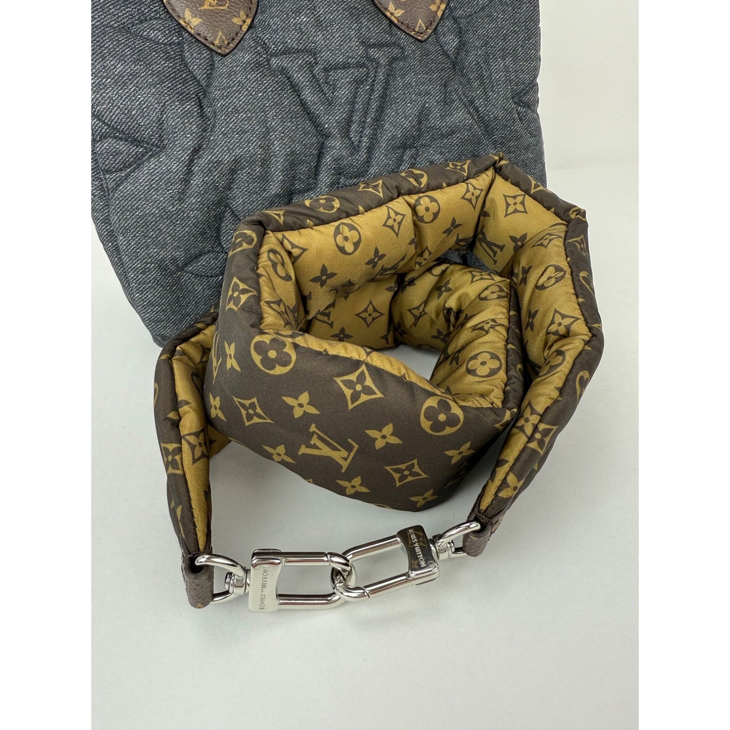 
                  
                    Louis Vuitton Speedy 25 Bandouliere Black Denim Puffer Hand Bag
                  
                