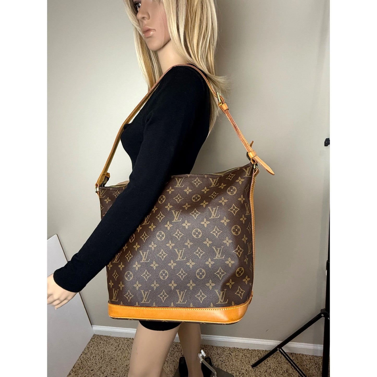 
                  
                    Louis Vuitton Monogram Sharon stone Amfar Vanity Three Shoulder Bag
                  
                