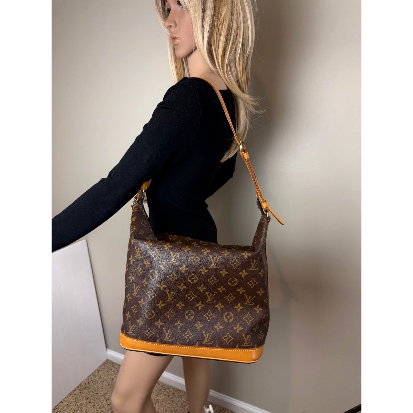 
                  
                    Louis Vuitton Monogram Sharon stone Amfar Vanity Three Shoulder Bag
                  
                