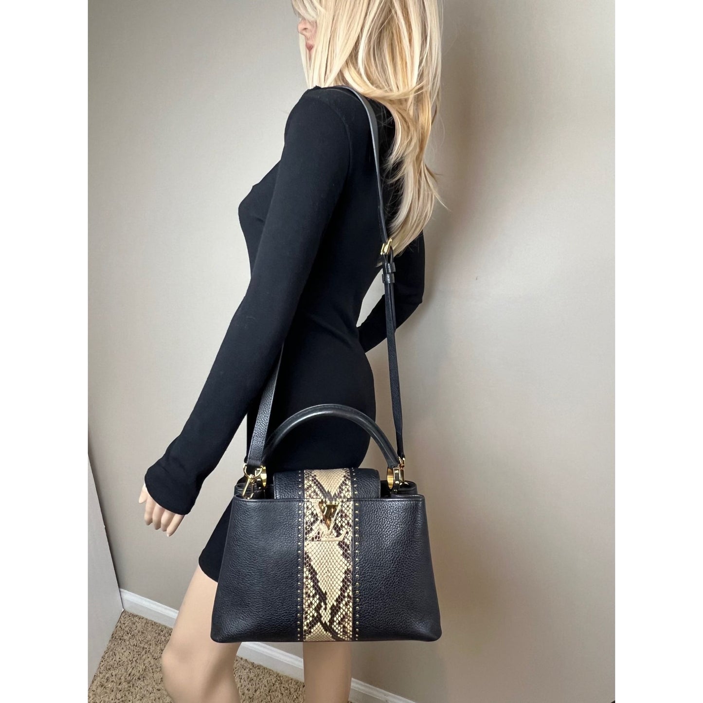 
                  
                    Louis Vuitton Taurillon Capucines MM Black Shoulder Bag
                  
                