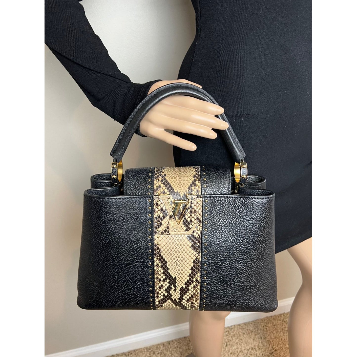
                  
                    Louis Vuitton Taurillon Capucines MM Black Shoulder Bag
                  
                