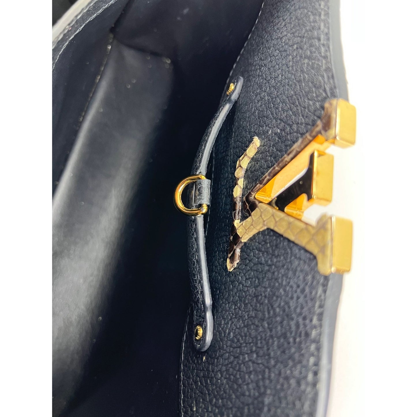 
                  
                    Louis Vuitton Taurillon Capucines MM Black Shoulder Bag
                  
                
