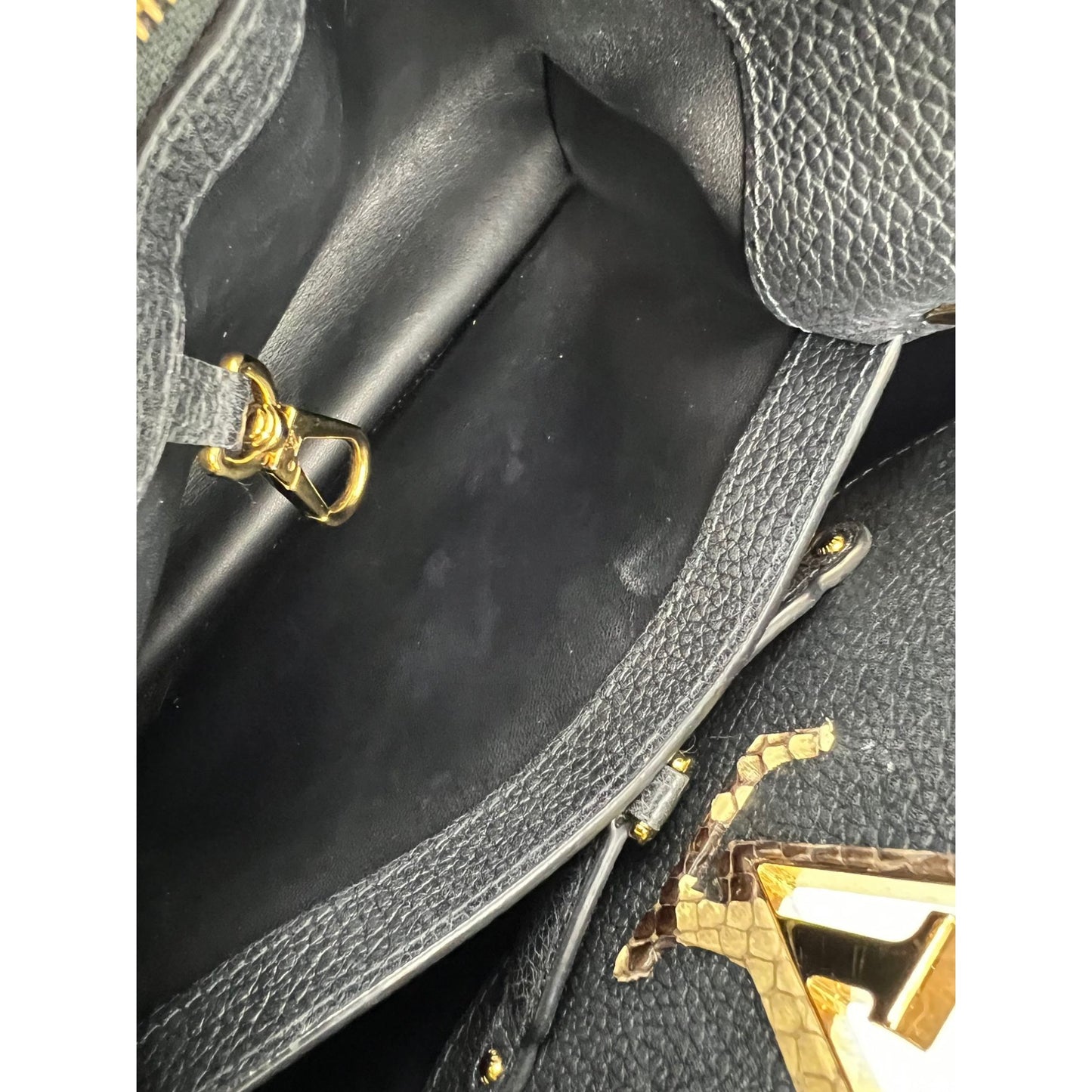 
                  
                    Louis Vuitton Taurillon Capucines MM Black Shoulder Bag
                  
                