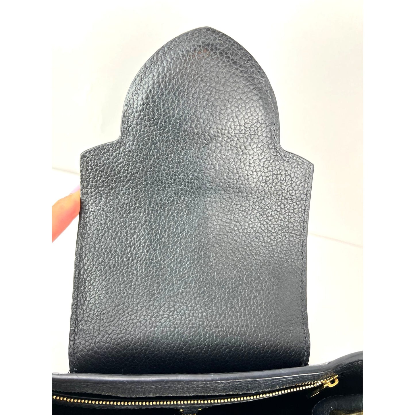 
                  
                    Louis Vuitton Taurillon Capucines MM Black Shoulder Bag
                  
                