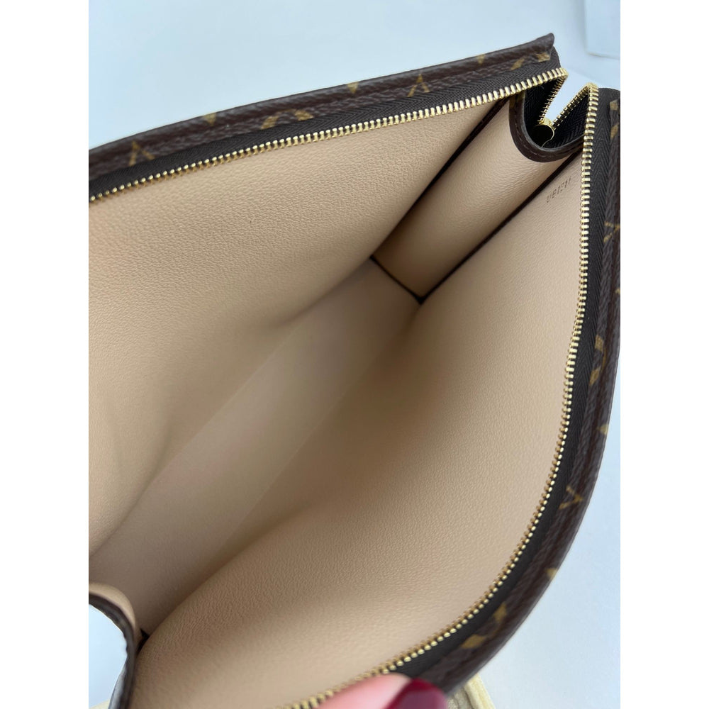 
                  
                    Louis Vuitton Toiletry Pouch 26 Monogram Clutch Crossbody Hand Bag
                  
                