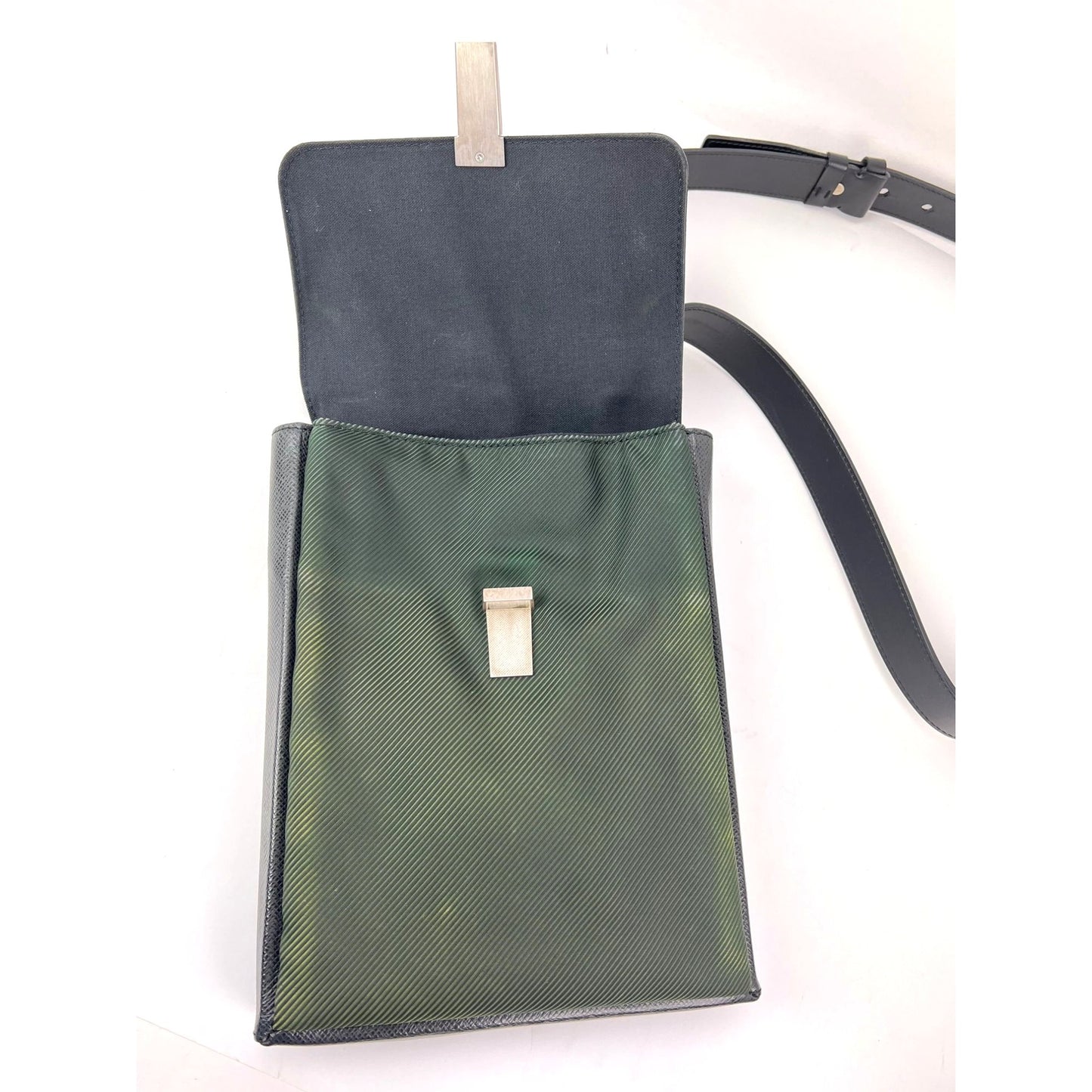 
                  
                    Louis Vuitton Taiga Saratov PM Vintage Crossbody Bag Ardoise Vintage
                  
                