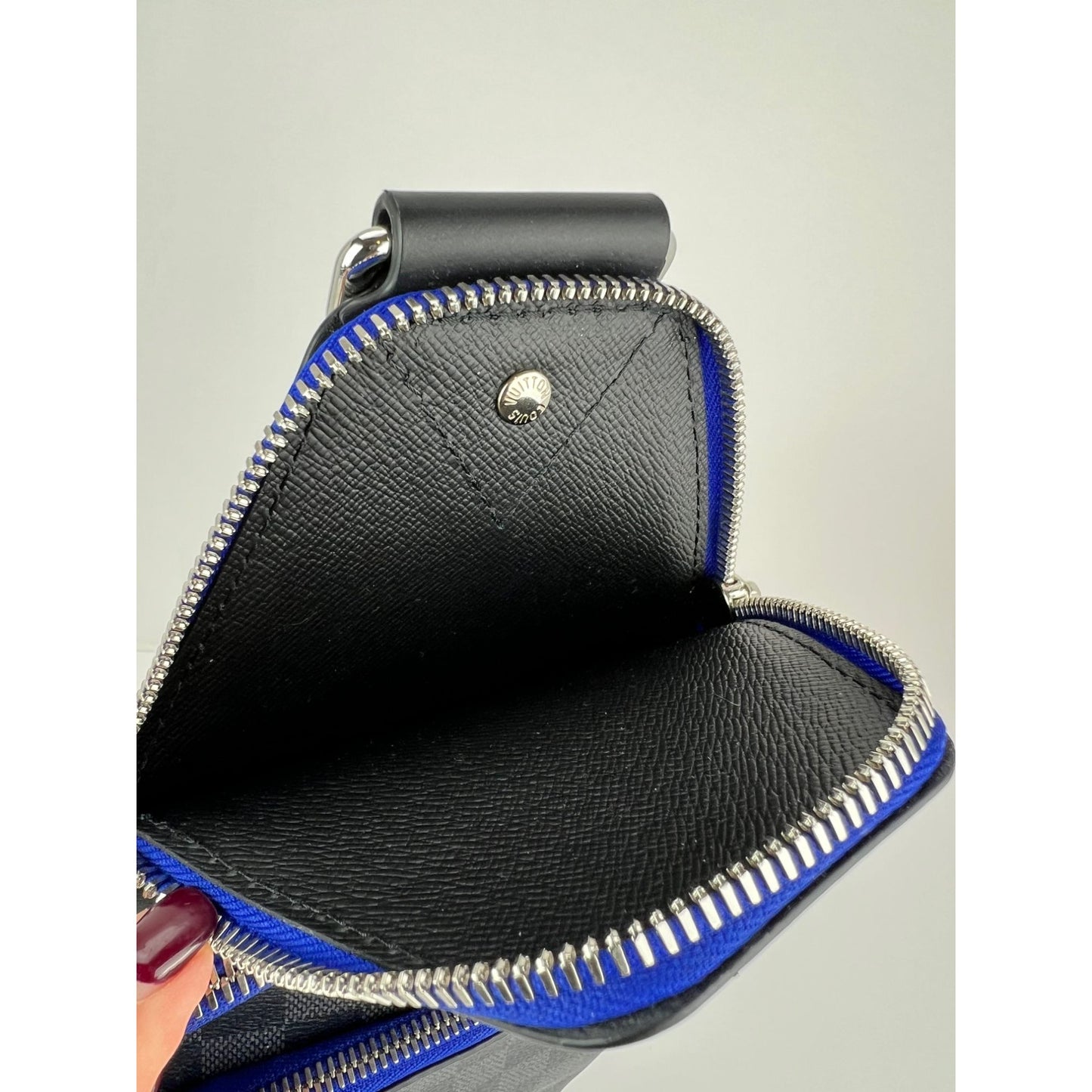 
                  
                    Louis Vuitton Avenue Damier Graphite Slingbag
                  
                