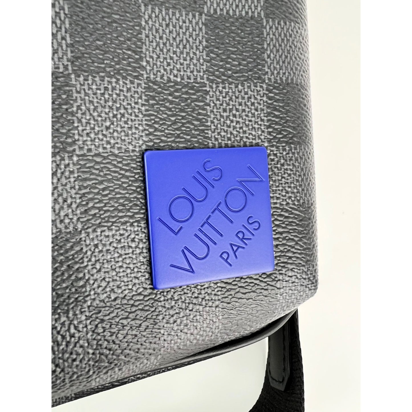 
                  
                    Louis Vuitton Avenue Damier Graphite Slingbag
                  
                