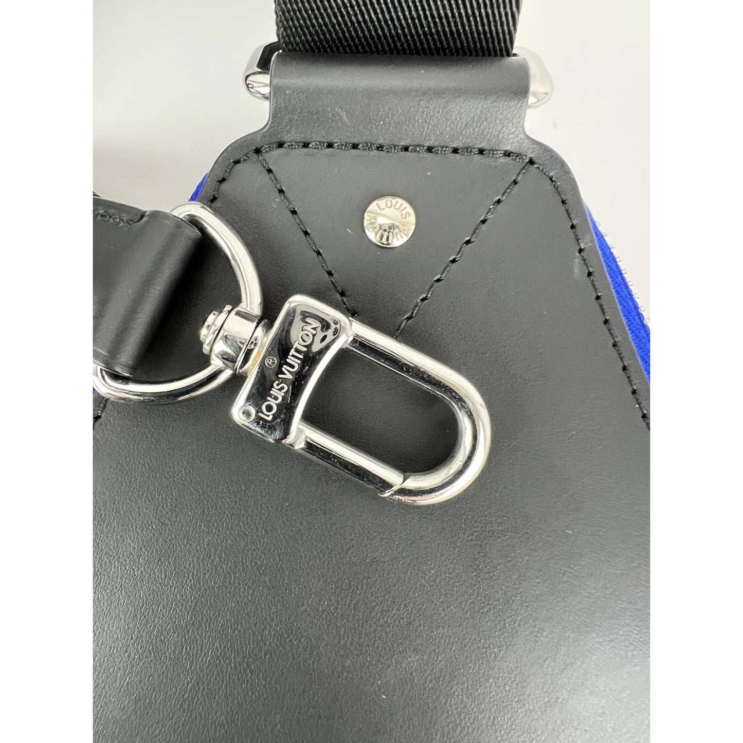 
                  
                    Louis Vuitton Avenue Damier Graphite Slingbag
                  
                