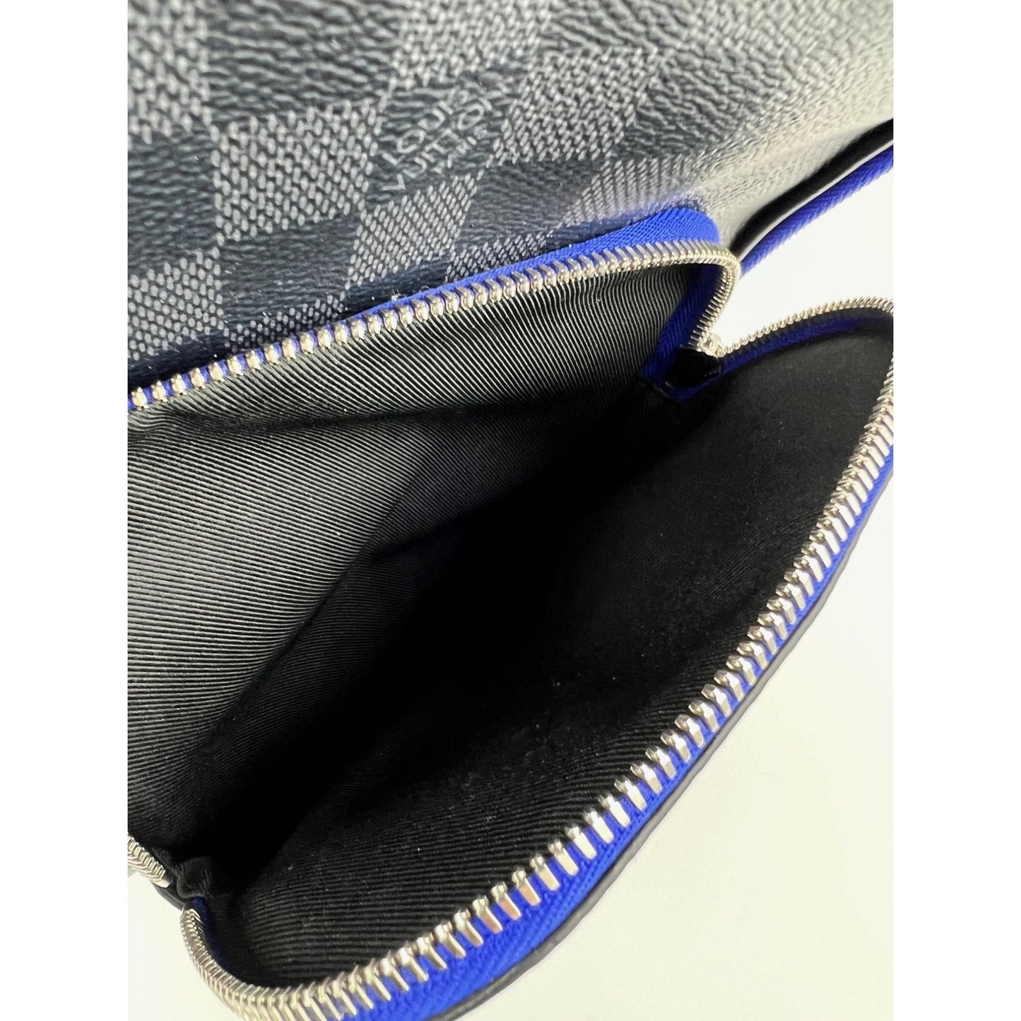 
                  
                    Louis Vuitton Avenue Damier Graphite Slingbag
                  
                