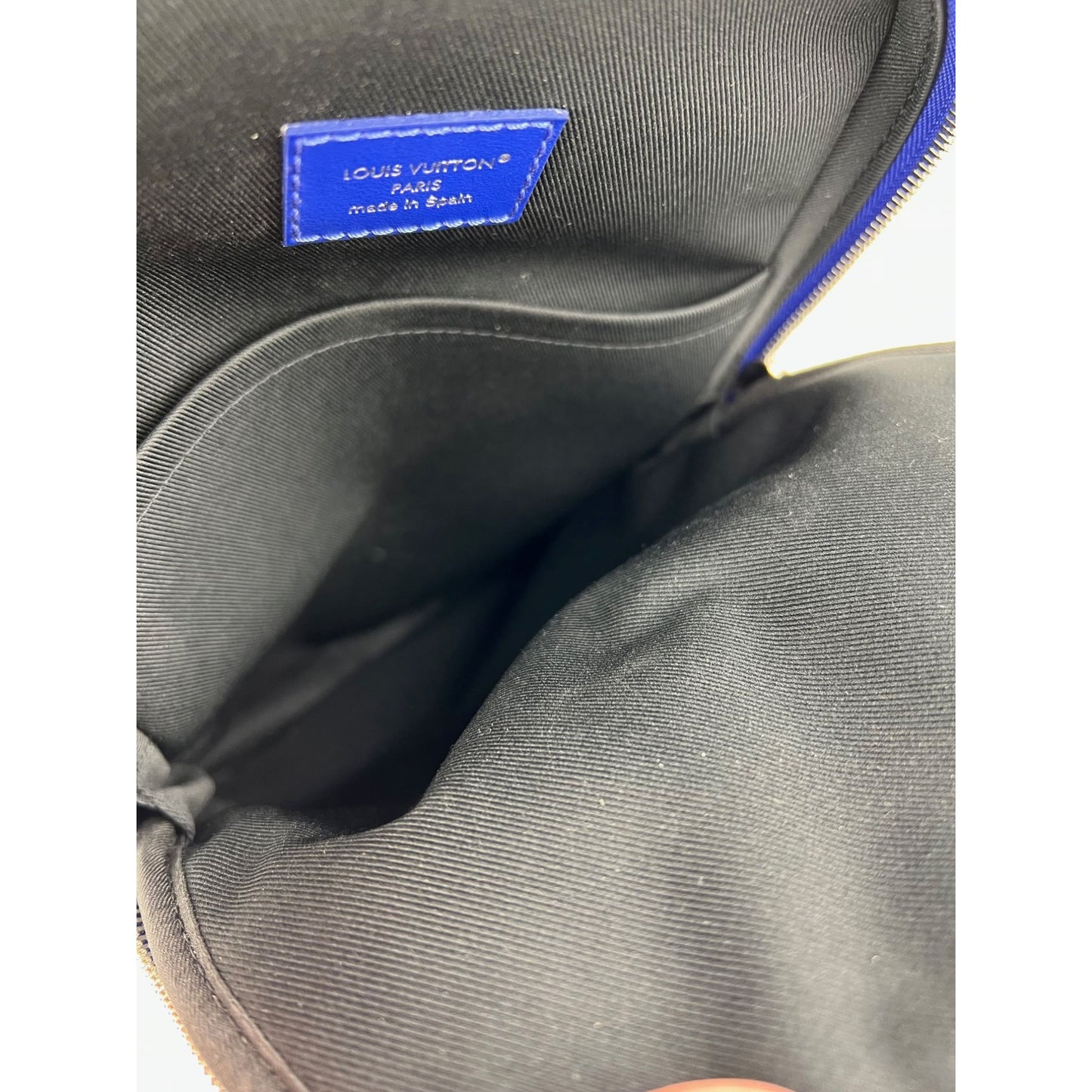 
                  
                    Louis Vuitton Avenue Damier Graphite Slingbag
                  
                