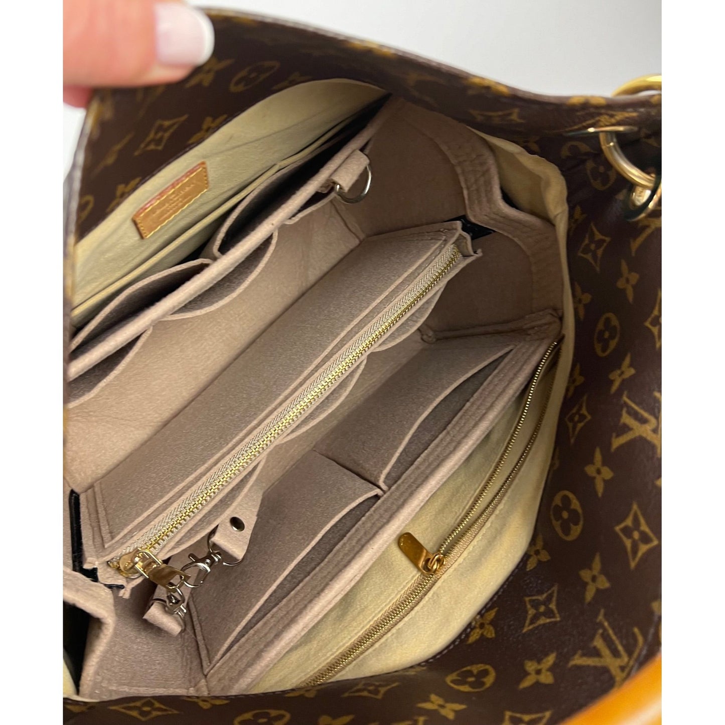 
                  
                    Louis Vuitton Artsy MM Canvas Monogram Hand Tote Bag
                  
                