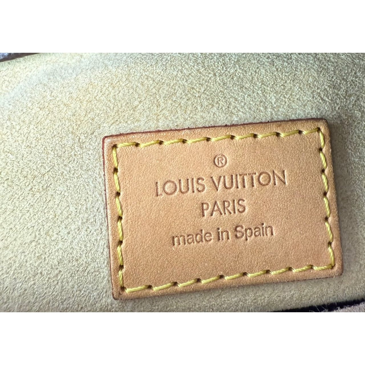 
                  
                    Louis Vuitton Artsy MM Canvas Monogram Hand Tote Bag
                  
                