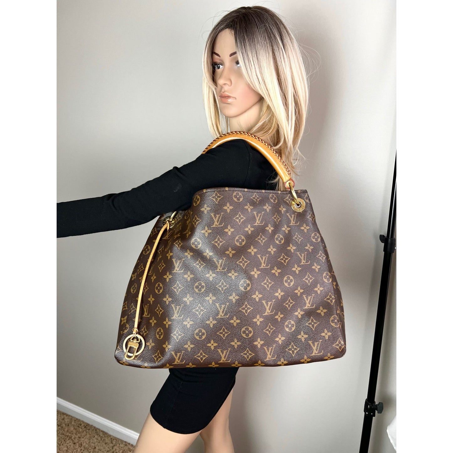 
                  
                    Louis Vuitton Artsy MM Canvas Monogram Hand Tote Bag
                  
                