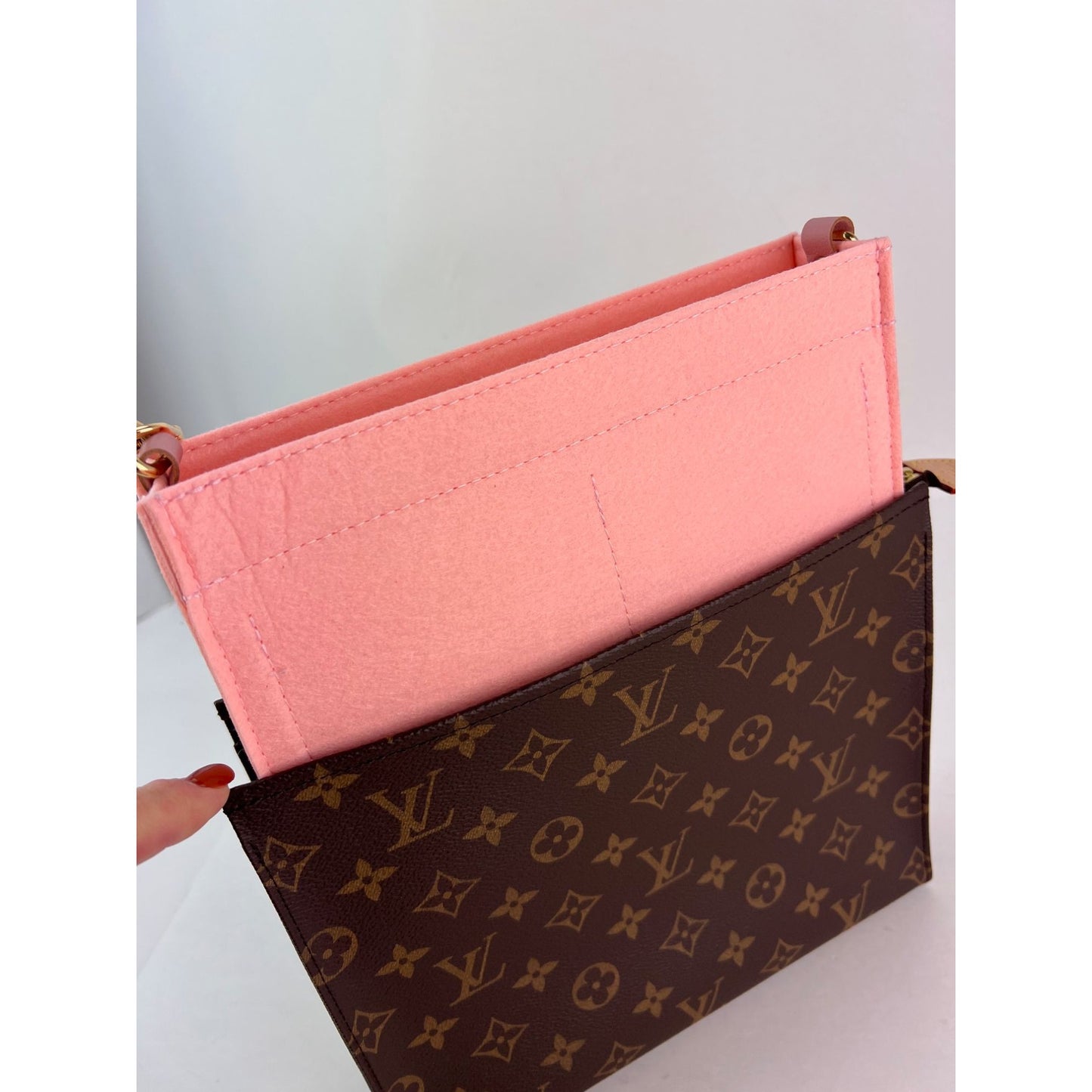 
                  
                    Louis Vuitton Toiletry Pouch 26 Monogram Clutch Handbag
                  
                