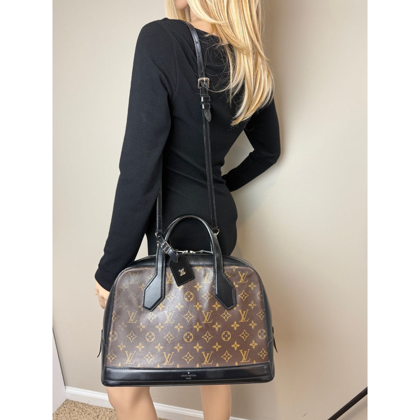 
                  
                    Louis Vuitton Dora Monogram MM Noir Shoulder Hand Bag
                  
                