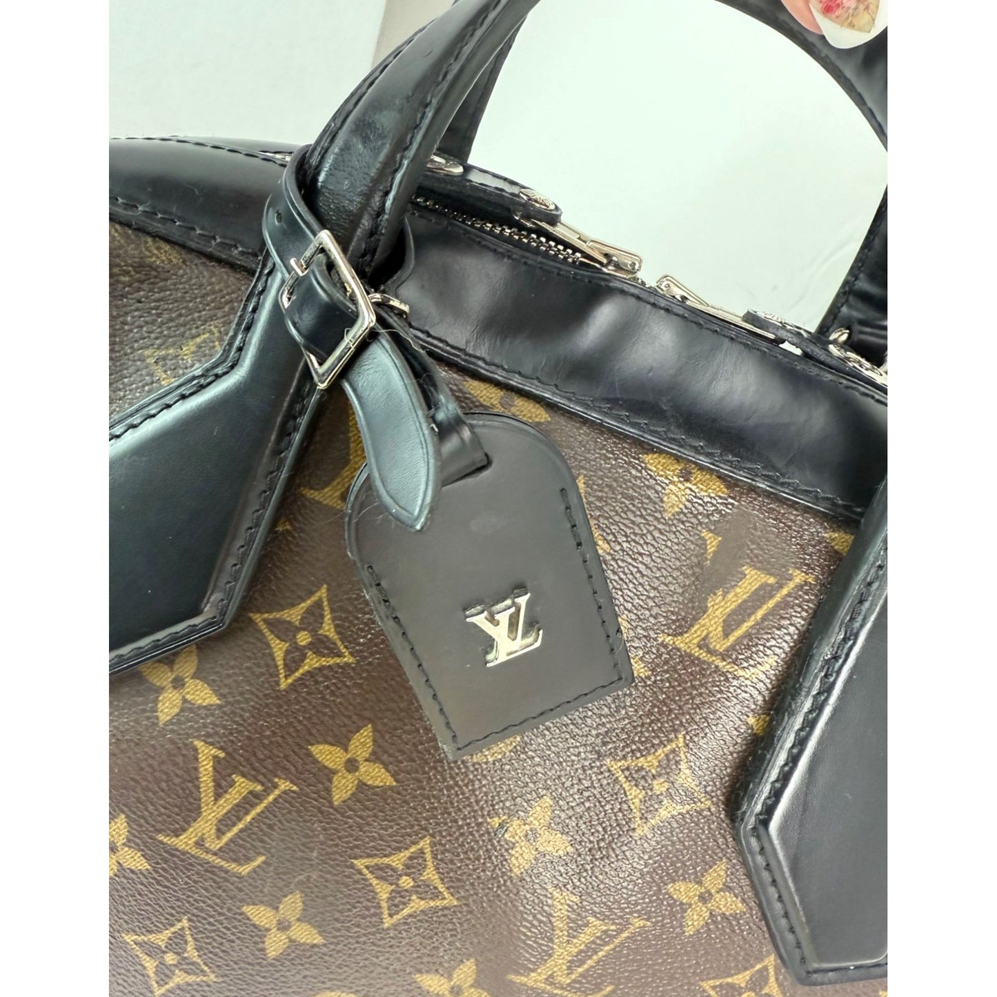 
                  
                    Louis Vuitton Dora Monogram MM Noir Shoulder Hand Bag
                  
                