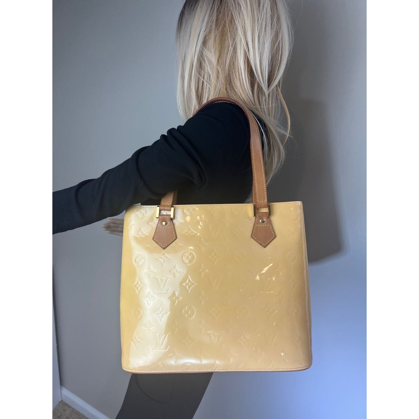 
                  
                    Louis Vuitton Vintage Houston Vernis Patent Leather Yellow Shoulder Bag
                  
                