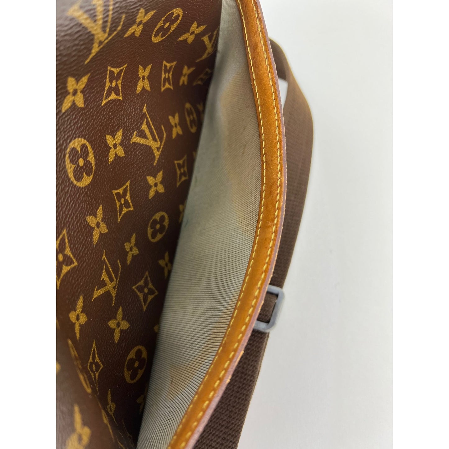 
                  
                    Louis Vuitton Reporter PM Monogram Messenger Bag Vintage
                  
                