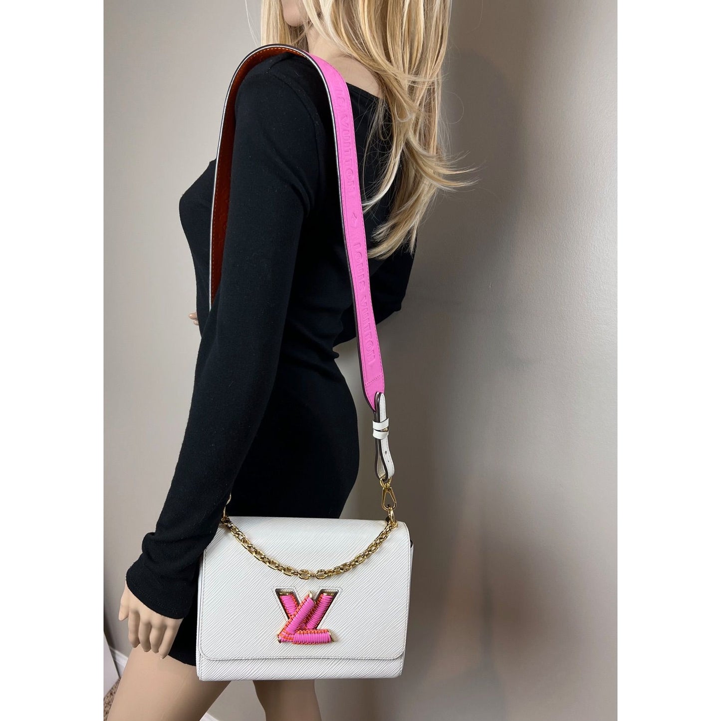 
                  
                    Louis Vuitton Epi White Twist MM Shoulder Bag
                  
                