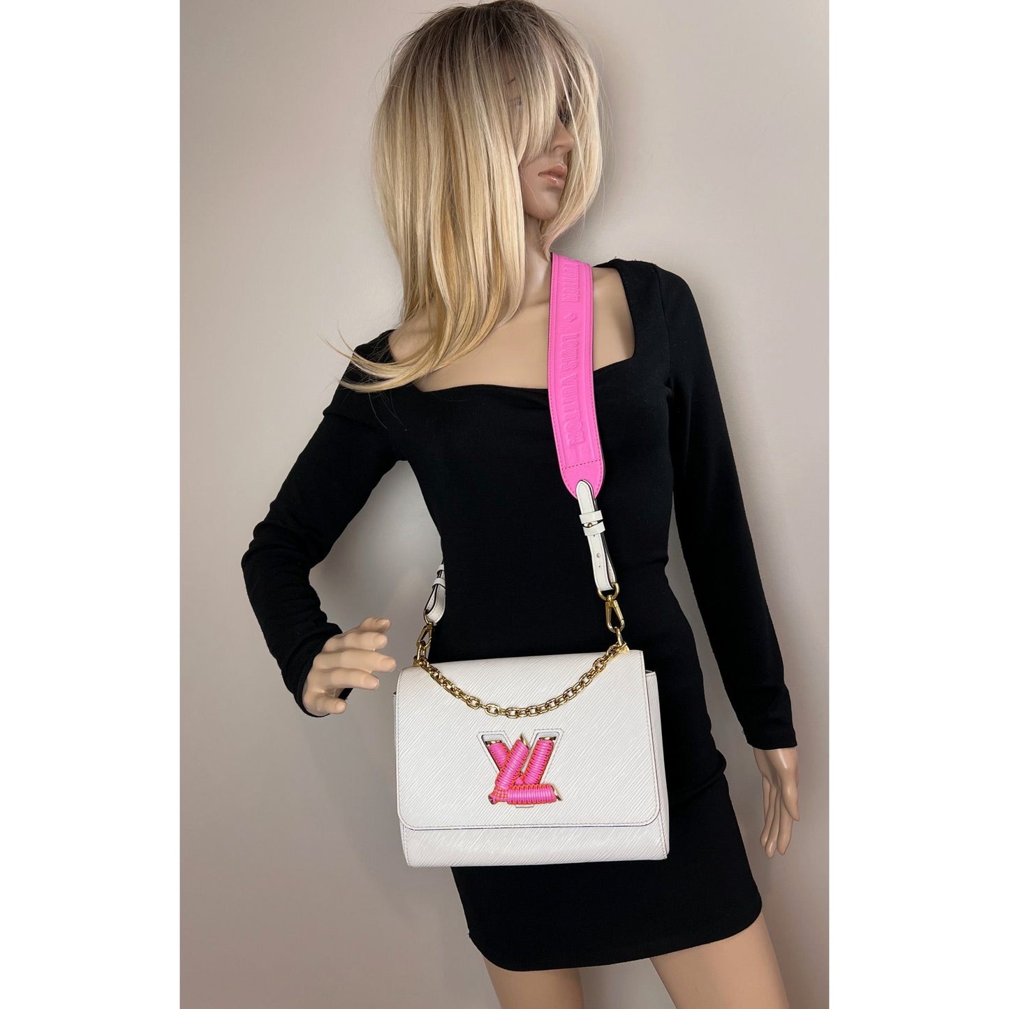 
                  
                    Louis Vuitton Epi White Twist MM Shoulder Bag
                  
                