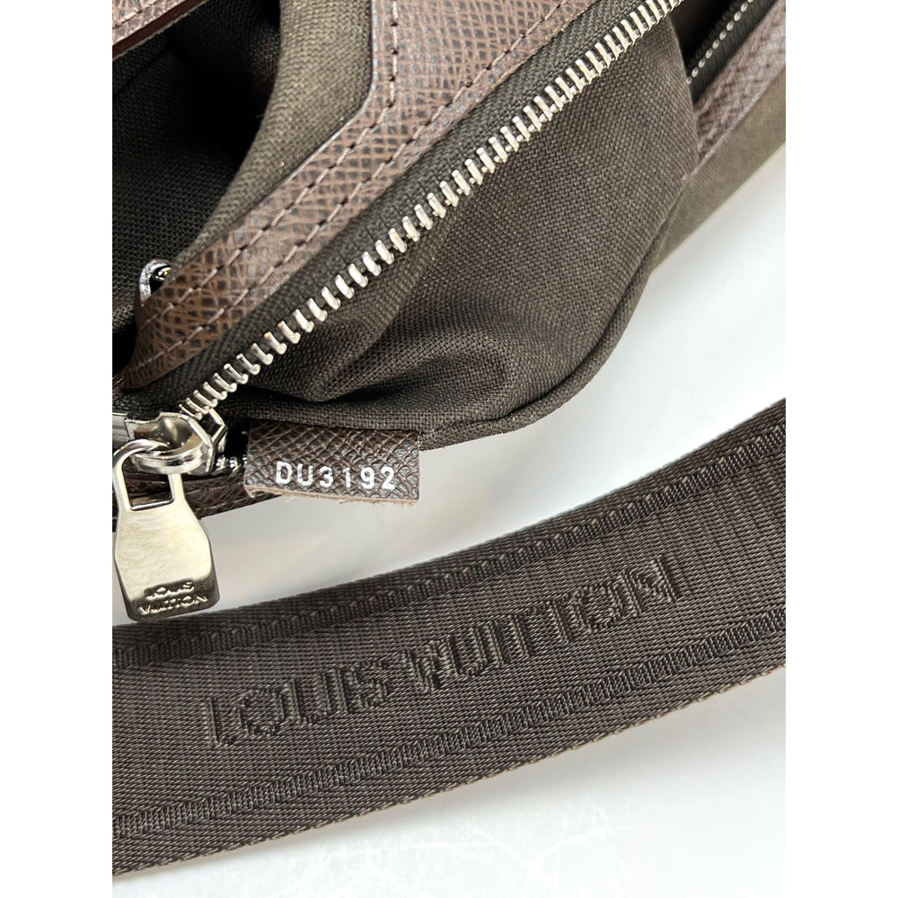 
                  
                    LOUIS VUITTON Taiga Roman MM Messenger Grizzli Leather Bag Men's
                  
                