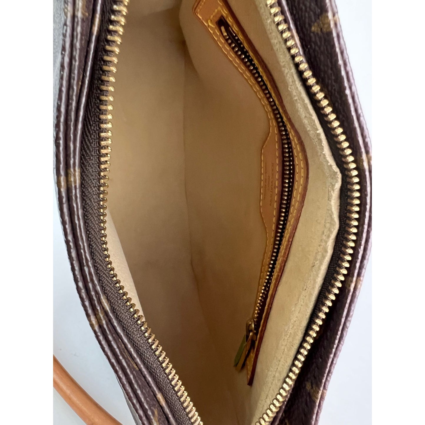 
                  
                    Louis Vuitton Vintage Looping MM Monogram Shoulder Bag
                  
                