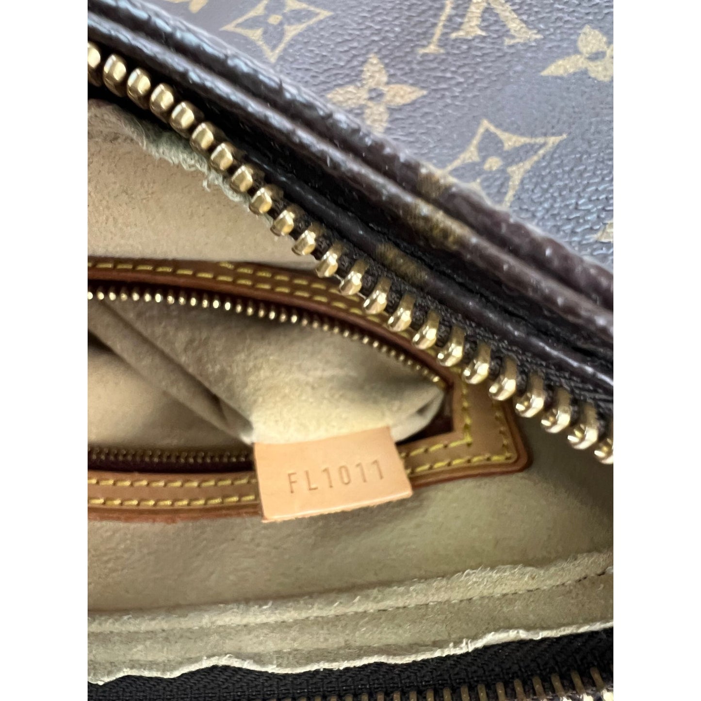 
                  
                    Louis Vuitton Vintage Looping MM Monogram Shoulder Bag
                  
                