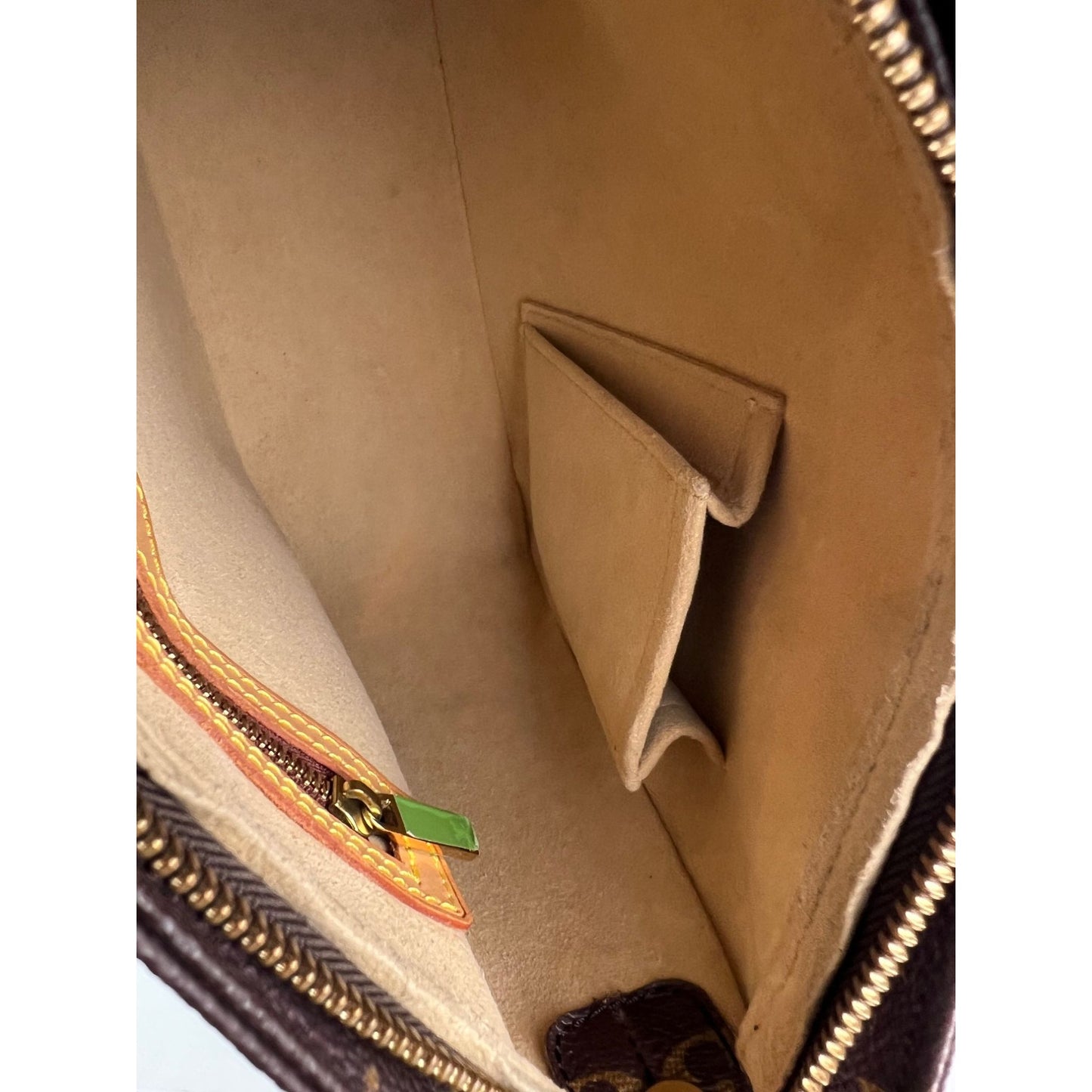
                  
                    Louis Vuitton Vintage Looping MM Monogram Shoulder Bag
                  
                