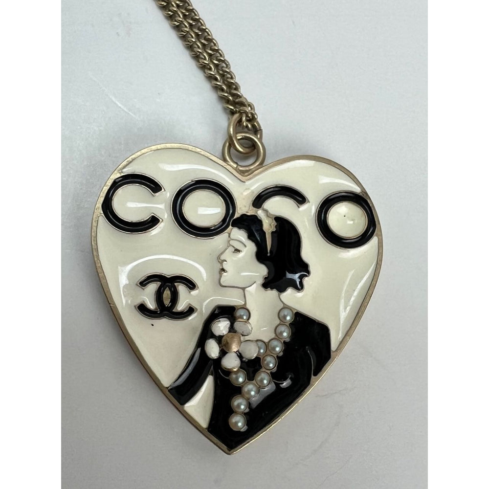 CHANEL Coco Enamel Heart Necklace – Debsluxurycloset
