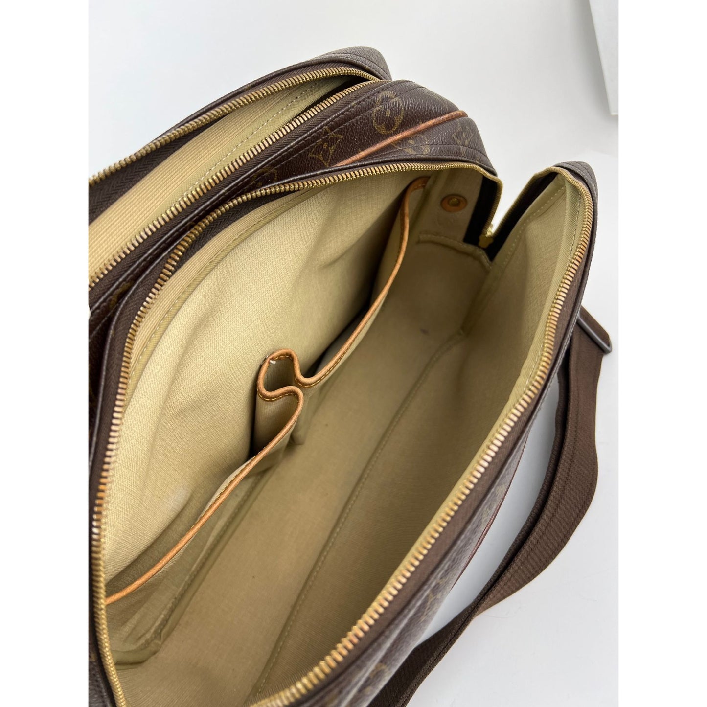 
                  
                    Louis Vuitton Reporter GM Monogram Crossbody Messenger Travel Bag
                  
                