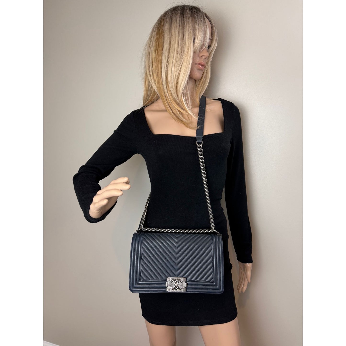 
                  
                    CHANEL Lambskin Chevron Quilted Medium Boy Flap Navy Blue Shoulder Bag
                  
                